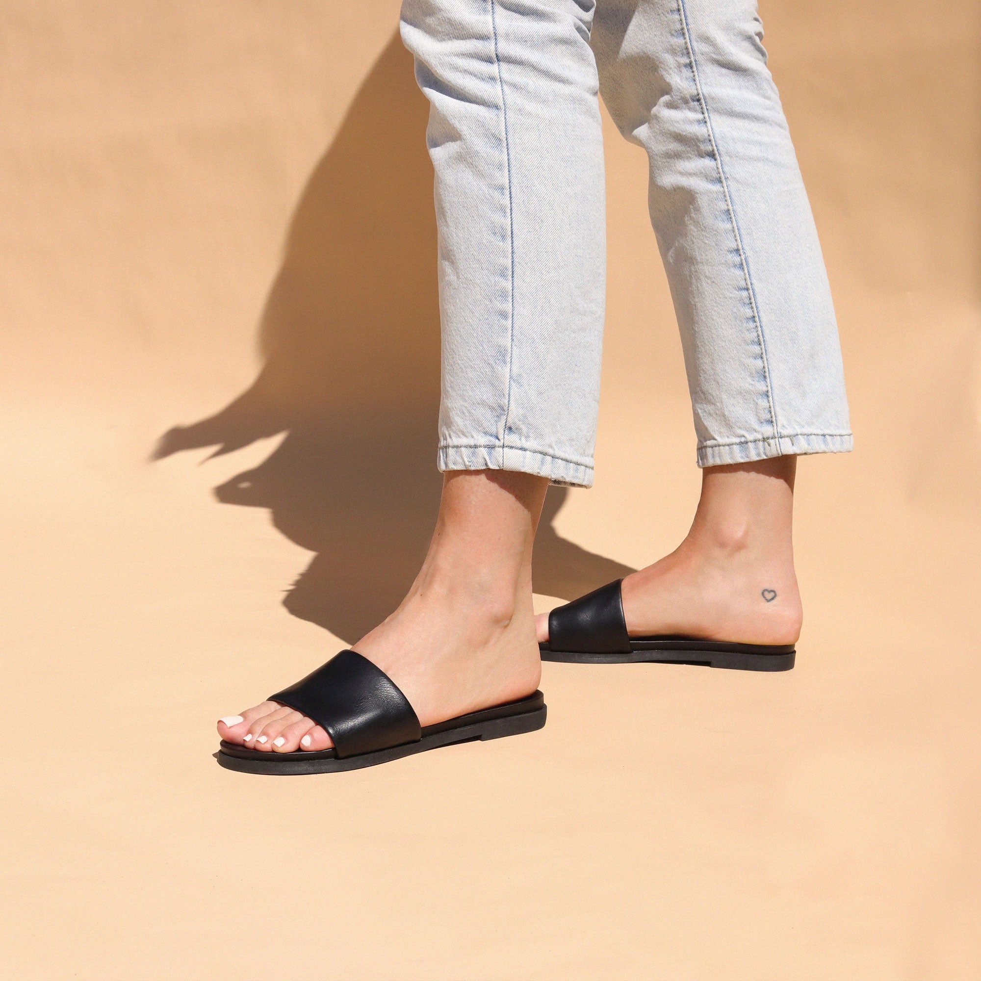 Baretraps Women's Deserae Medium/Wide Slide Sandal | Famous Footwear